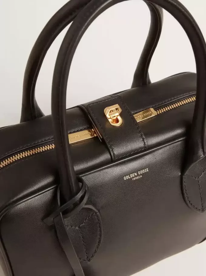 Vita Bag i mjukt svart läder med gulddetaljer