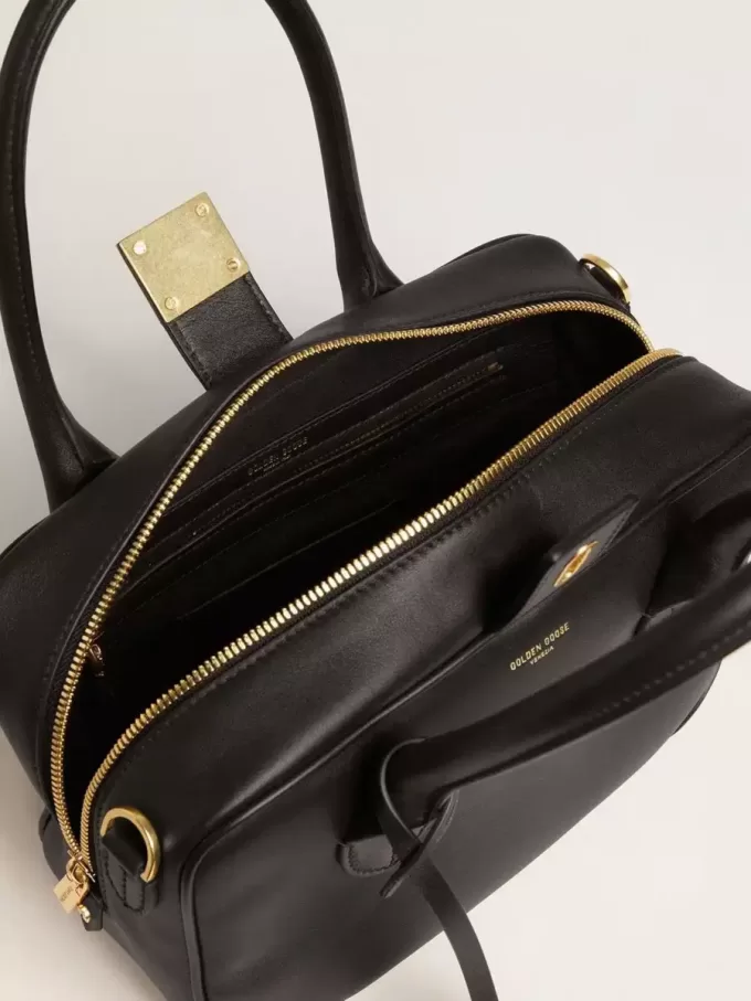 Vita Bag i mjukt svart läder med gulddetaljer