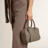 Vita Bag i salviagrönt läder med gulddetaljer Vita Bag i salviagrönt läder med gulddetaljer