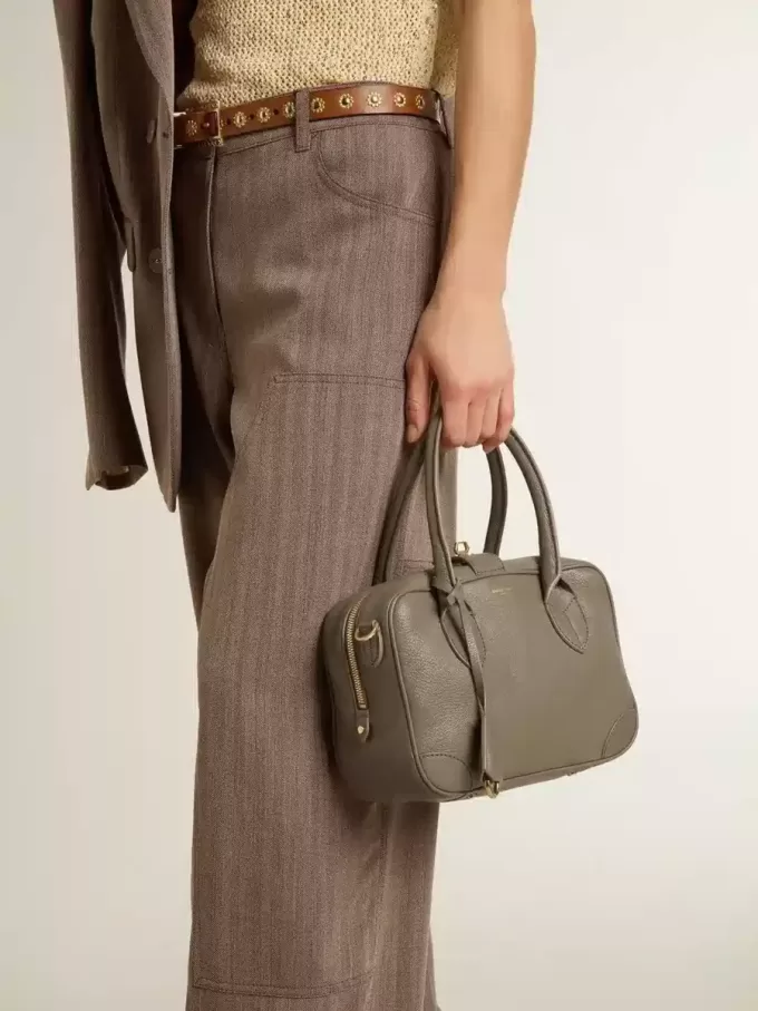 Vita Bag i salviagrönt läder med gulddetaljer Vita Bag i salviagrönt läder med gulddetaljer