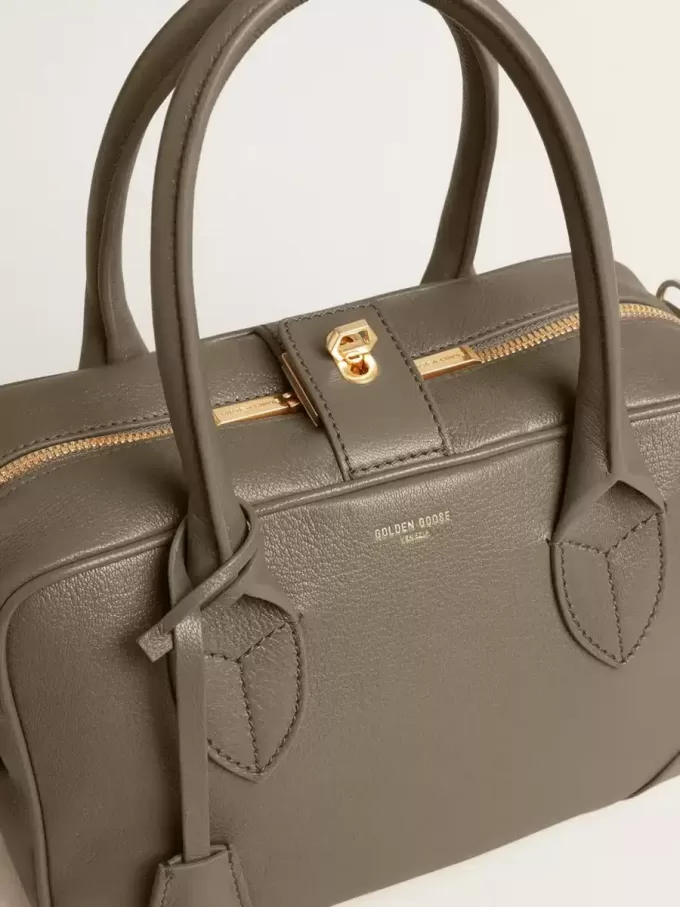 Vita Bag i salviagrönt läder med gulddetaljer Vita Bag i salviagrönt läder med gulddetaljer