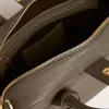 Vita Bag i salviagrönt läder med gulddetaljer Vita Bag i salviagrönt läder med gulddetaljer