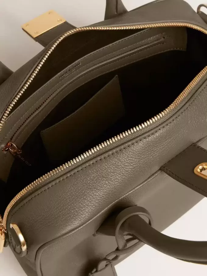 Vita Bag i salviagrönt läder med gulddetaljer Vita Bag i salviagrönt läder med gulddetaljer