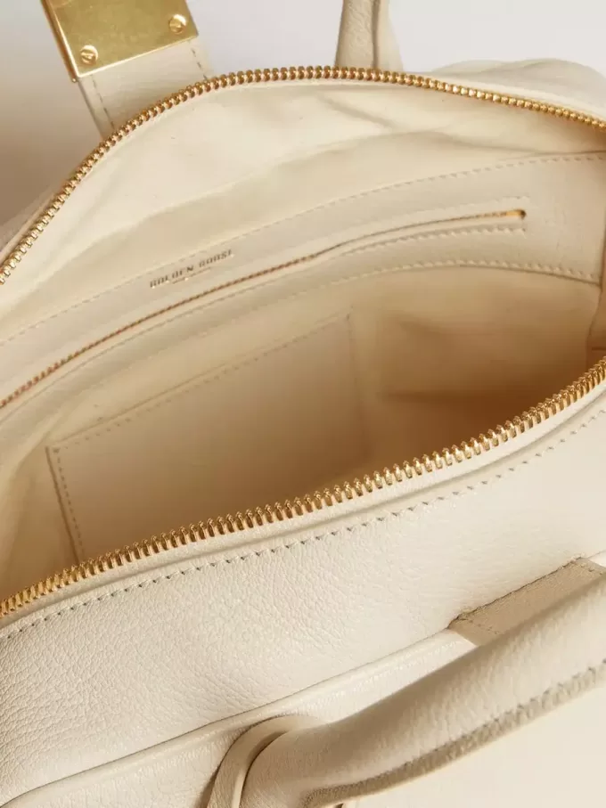 Vita Bag i smörfärgat läder med gulddetaljer Vita Bag i smörfärgat läder med gulddetaljer