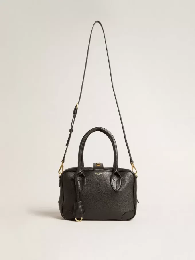 Vita Bag i svart fårskinn med gulddetaljer Vita Bag i svart fårskinn med gulddetaljer