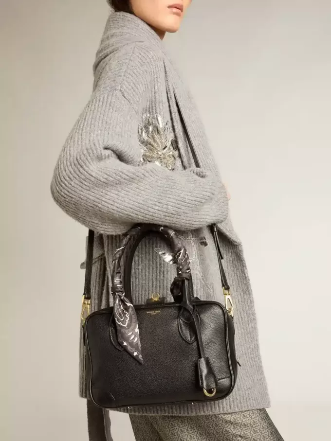 Vita Bag i svart fårskinn med gulddetaljer Vita Bag i svart fårskinn med gulddetaljer