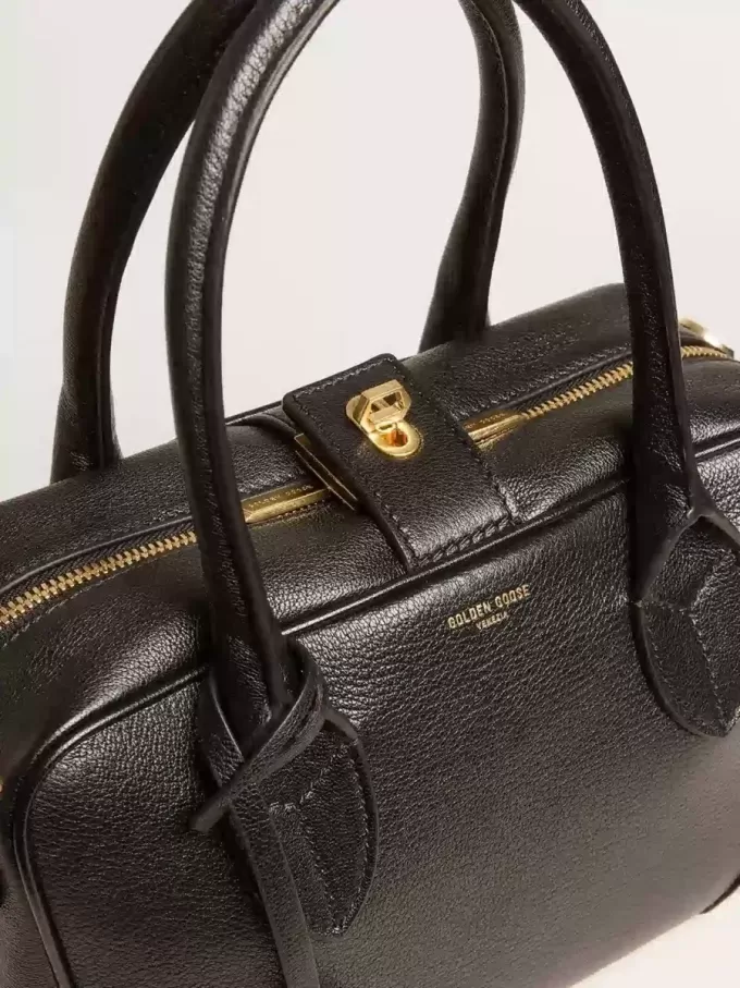 Vita Bag i svart fårskinn med gulddetaljer Vita Bag i svart fårskinn med gulddetaljer