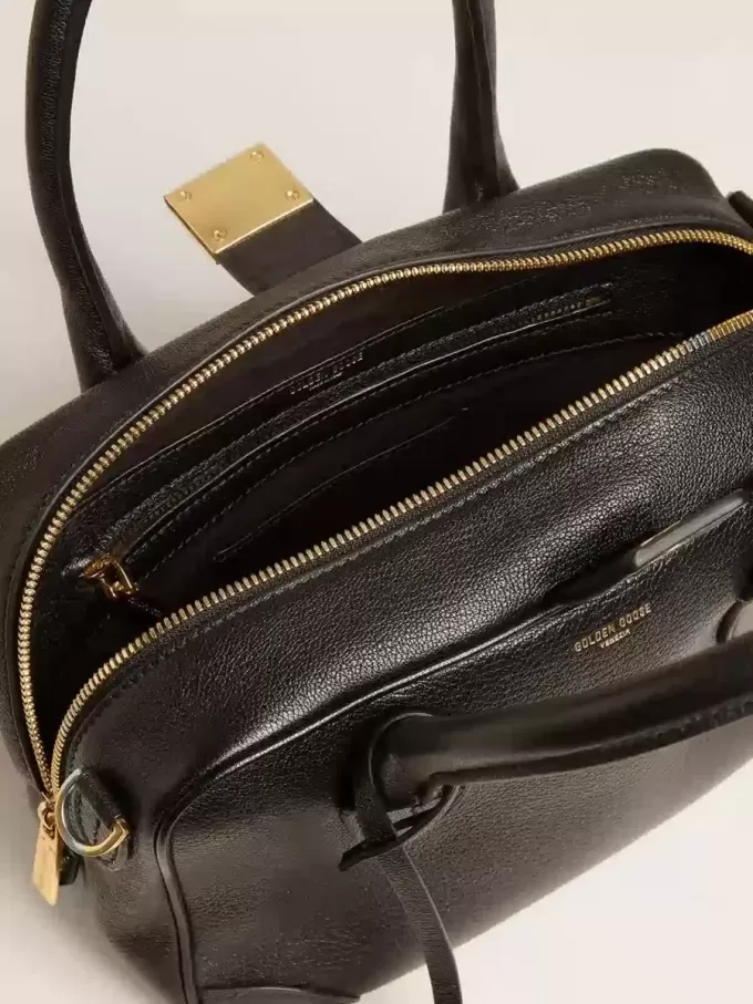 Vita Bag i svart fårskinn med gulddetaljer Vita Bag i svart fårskinn med gulddetaljer