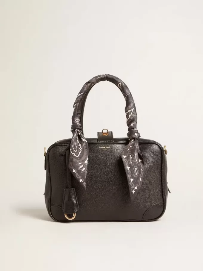 Vita Bag i svart fårskinn med gulddetaljer Vita Bag i svart fårskinn med gulddetaljer