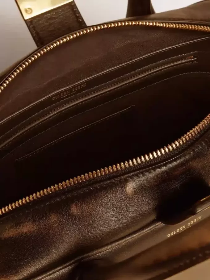 Vita Bag i svart slitet läder med gulddetaljer