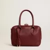 Vita Bag i vinrött läder med gulddetaljer Vita Bag i vinrött läder med gulddetaljer