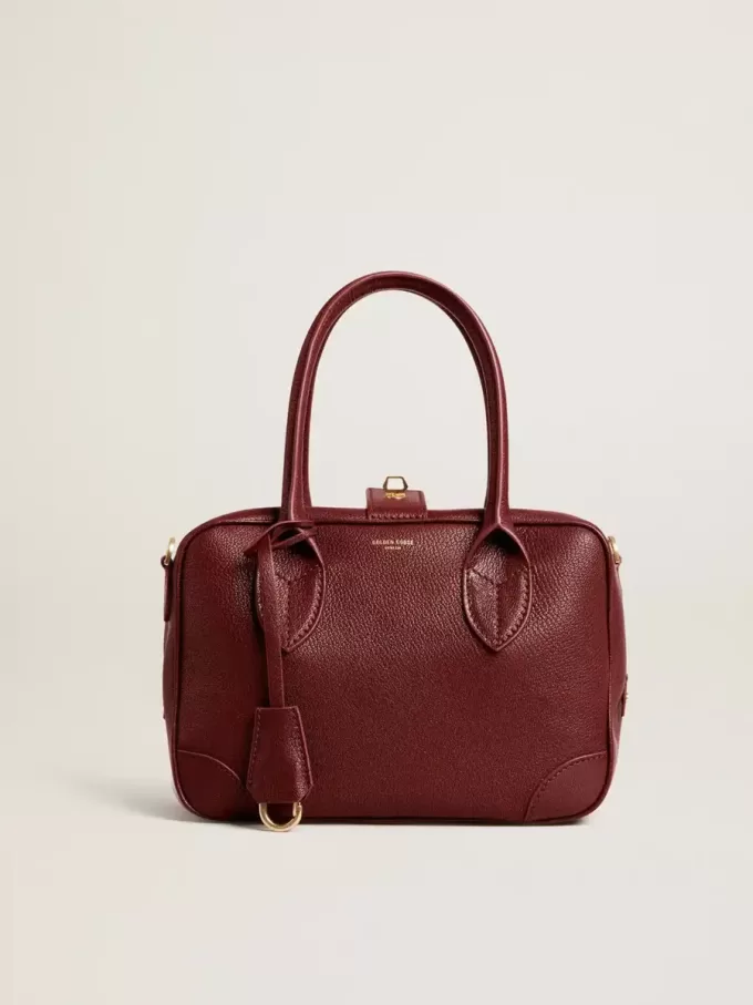 Vita Bag i vinrött läder med gulddetaljer Vita Bag i vinrött läder med gulddetaljer