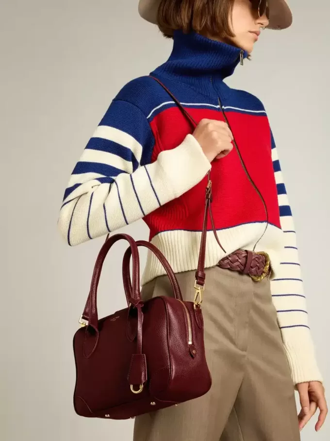 Vita Bag i vinrött läder med gulddetaljer Vita Bag i vinrött läder med gulddetaljer