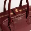 Vita Bag i vinrött läder med gulddetaljer Vita Bag i vinrött läder med gulddetaljer