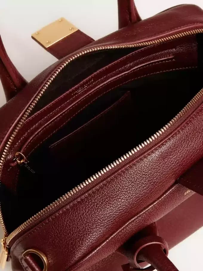 Vita Bag i vinrött läder med gulddetaljer Vita Bag i vinrött läder med gulddetaljer