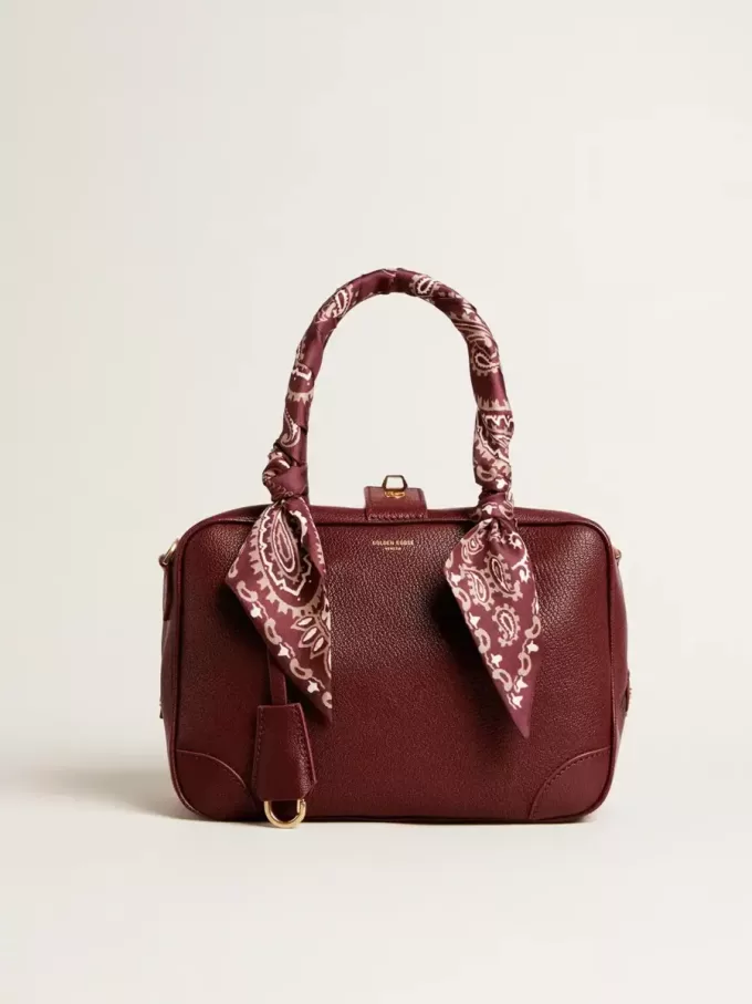 Vita Bag i vinrött läder med gulddetaljer Vita Bag i vinrött läder med gulddetaljer
