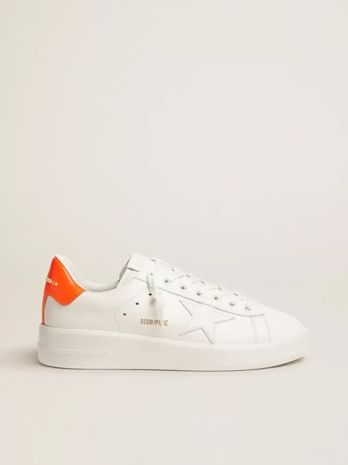 Vita Purestar-sneakers med fluorescerande orange hälflik Vita Purestar-sneakers med fluorescerande orange hälflik