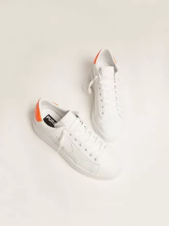 Vita Purestar-sneakers med fluorescerande orange hälflik