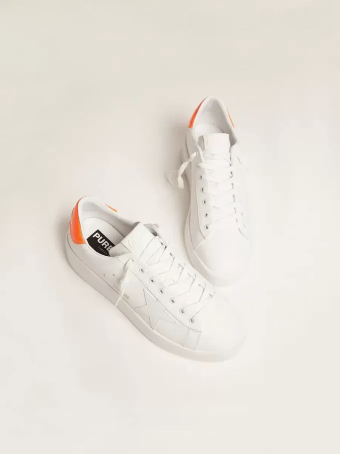 Vita Purestar-sneakers med fluorescerande orange hälflik Vita Purestar-sneakers med fluorescerande orange hälflik