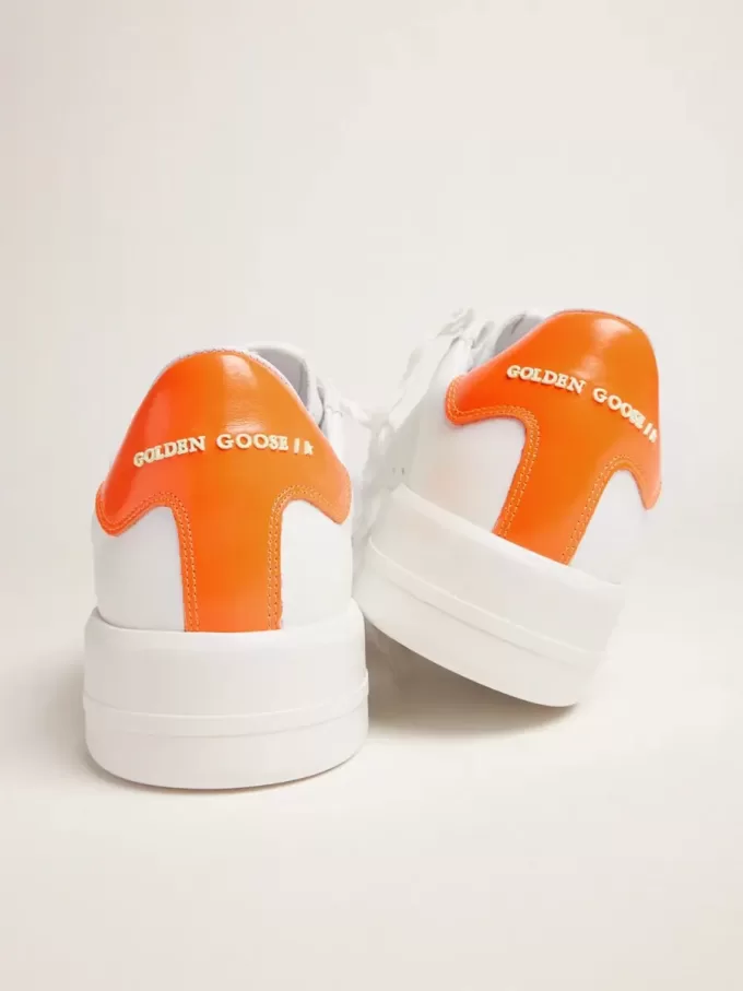 Vita Purestar-sneakers med fluorescerande orange hälflik Vita Purestar-sneakers med fluorescerande orange hälflik
