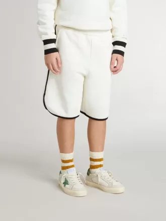 Vita shorts för pojkar med broderad logotyp