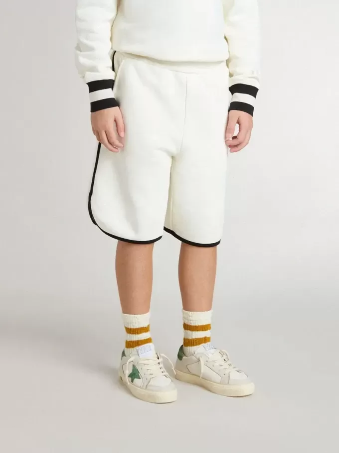 Vita shorts för pojkar med broderad logotyp Vita shorts för pojkar med broderad logotyp