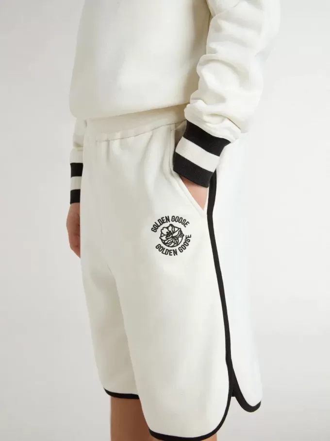 Vita shorts för pojkar med broderad logotyp Vita shorts för pojkar med broderad logotyp