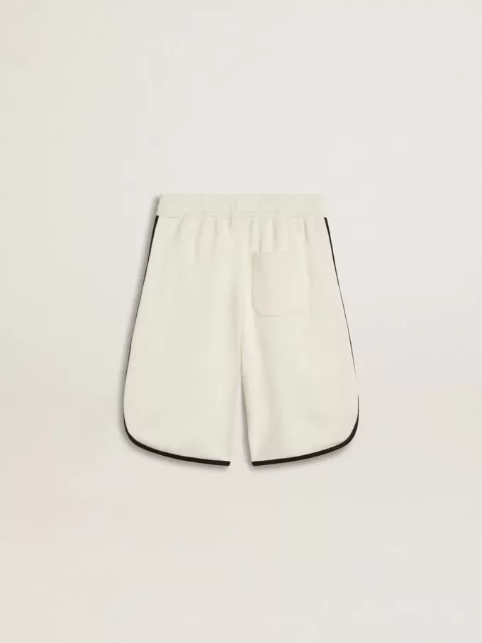 Vita shorts för pojkar med broderad logotyp Vita shorts för pojkar med broderad logotyp