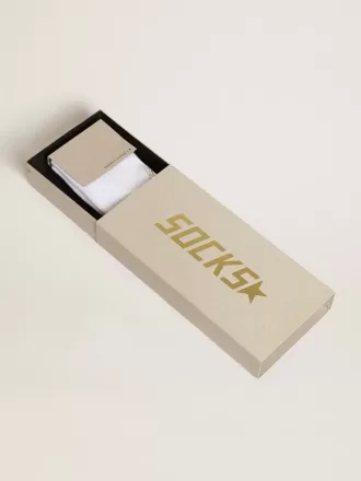 Vita strumpor med kristallstjärna på baksidan