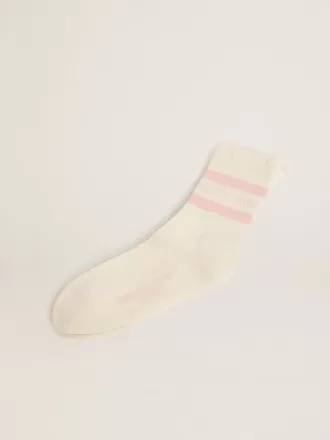 Vita strumpor med slitna detaljer, babyrosa logotyp och ränder