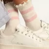 Vita strumpor med slitna detaljer, babyrosa logotyp och ränder