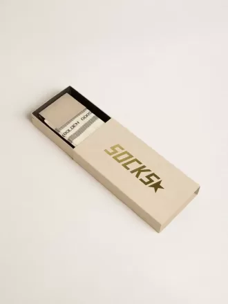 Vita strumpor med slitna detaljer och grå ränder