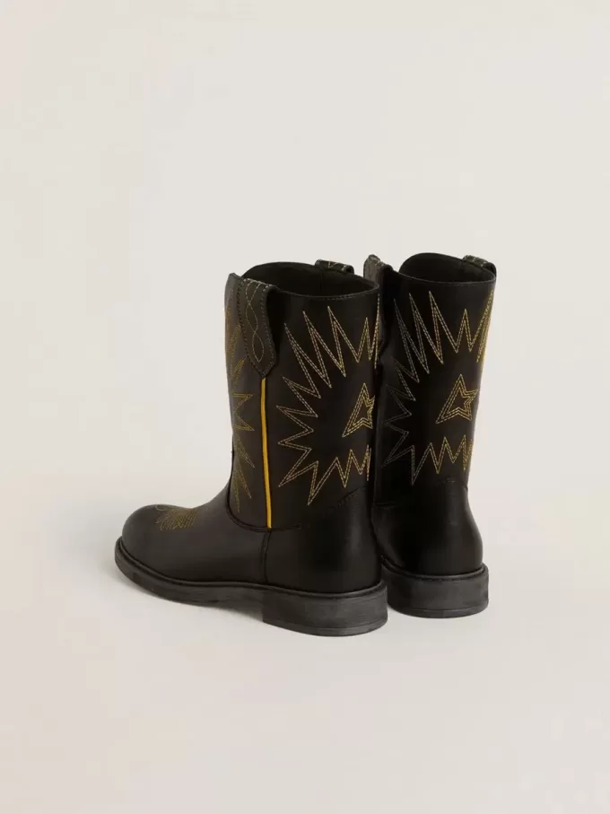 Wish Junior-stövlar i svart läder med broderade gula stjärnor Wish Junior-stövlar i svart läder med broderade gula stjärnor