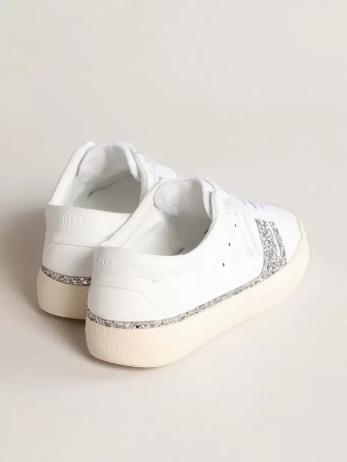 Yatay Model 1B hållbara sneakers med vit biobaserad ovandel och silverfärgat återvunnet glitter Y