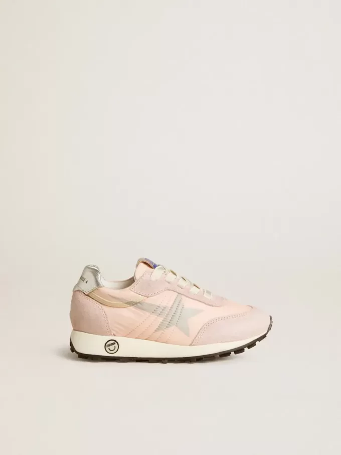 Young Marathon i rosa nylon med tryckt stjärna och läderflik på hälen. Young Marathon i rosa nylon med tryckt stjärna och läderflik på hälen.
