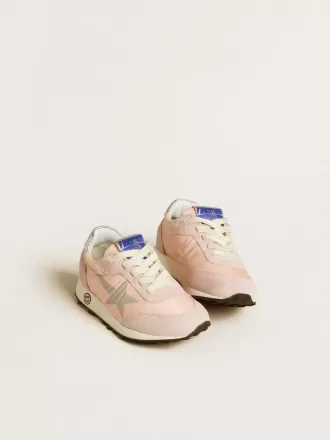 Young Marathon i rosa nylon med tryckt stjärna och läderflik på hälen.