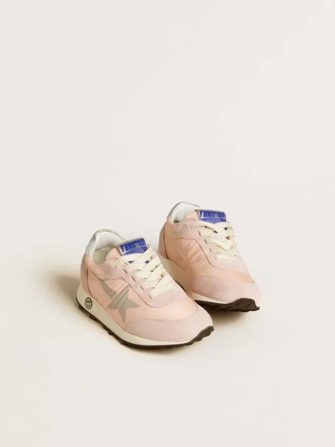 Young Marathon i rosa nylon med tryckt stjärna och läderflik på hälen. Young Marathon i rosa nylon med tryckt stjärna och läderflik på hälen.