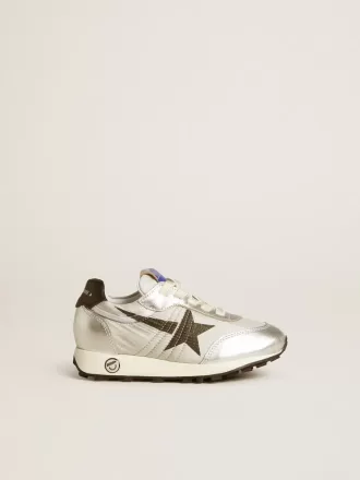 young marathon i silverfrgad nylon med svart stjrna och lderflik p hlen 1 330x440 - Young Marathon i silverf&auml;rgad nylon med svart stj&auml;rna och l&auml;derflik p&aring; h&auml;len