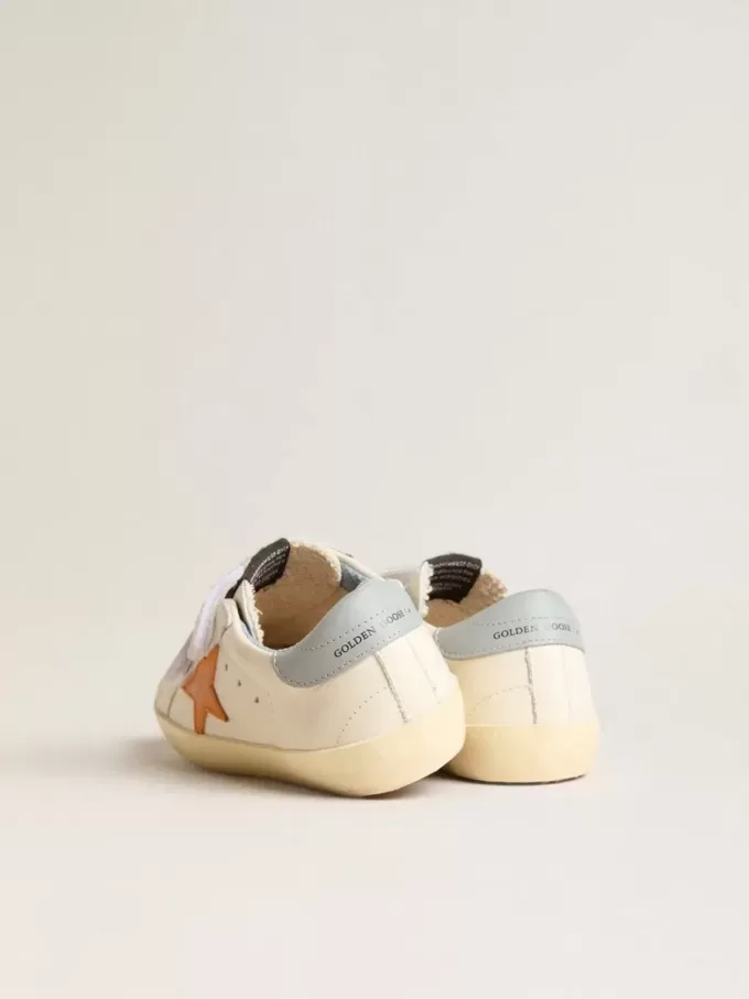 Young Old School i läder med orange stjärna och babyblå hälflik Young Old School i läder med orange stjärna och babyblå hälflik