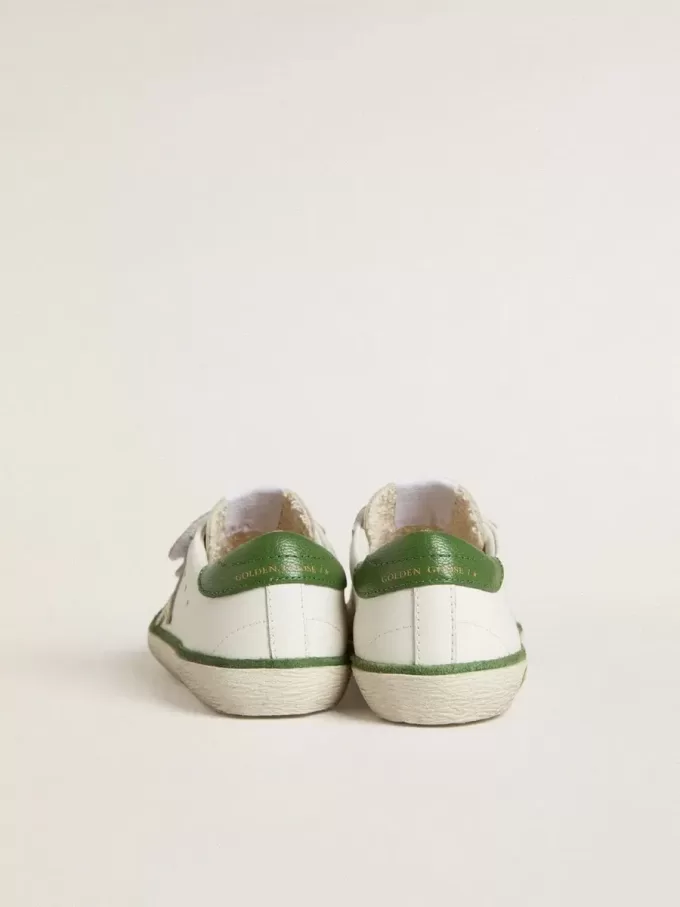 Young Old School i vitt läder med grön nappa-hälflik och grönt insats Young Old School i vitt läder med grön nappa-hälflik och grönt insats