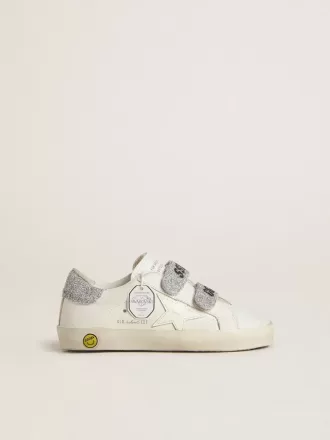 Young Old School i vitt läder med silverfärgad Swarovski-kristall på hälfliken och remmarna