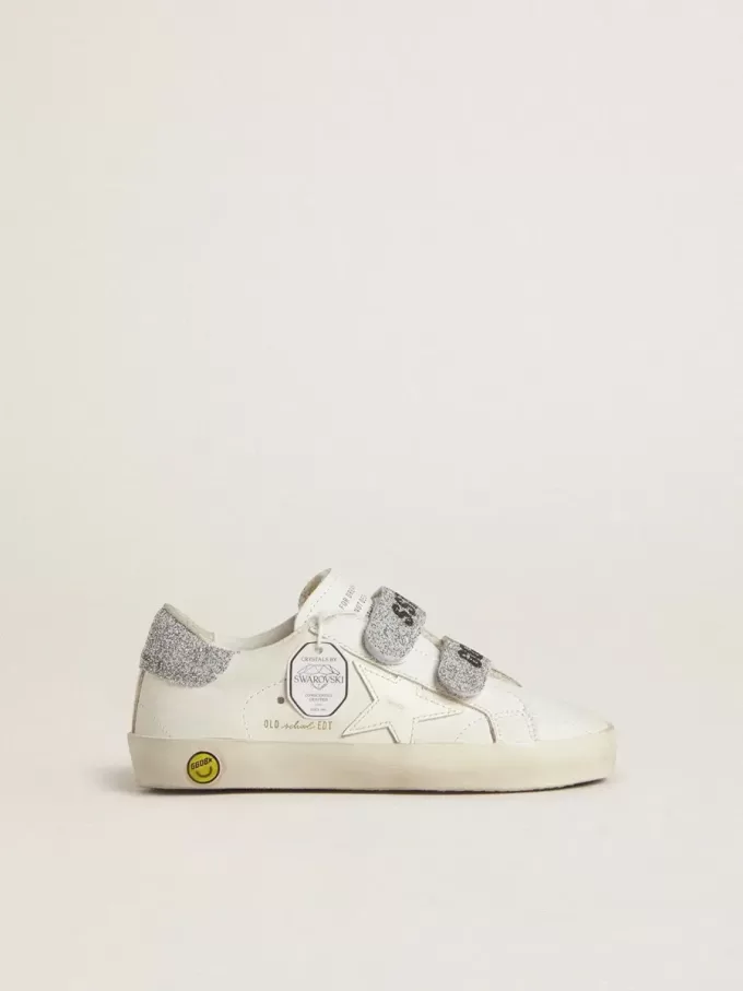 Young Old School i vitt läder med silverfärgad Swarovski-kristall på hälfliken och remmarna Young Old School i vitt läder med silverfärgad Swarovski-kristall på hälfliken och remmarna