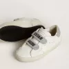 Young Old School i vitt läder med silverfärgad Swarovski-kristall på hälfliken och remmarna Young Old School i vitt läder med silverfärgad Swarovski-kristall på hälfliken och remmarna