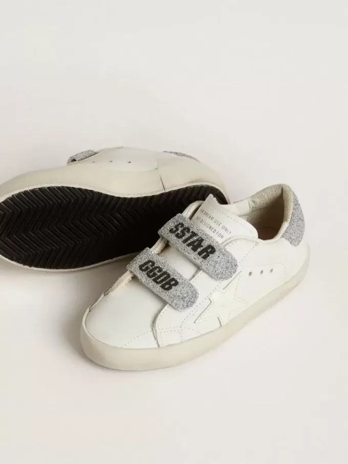 Young Old School i vitt läder med silverfärgad Swarovski-kristall på hälfliken och remmarna Young Old School i vitt läder med silverfärgad Swarovski-kristall på hälfliken och remmarna