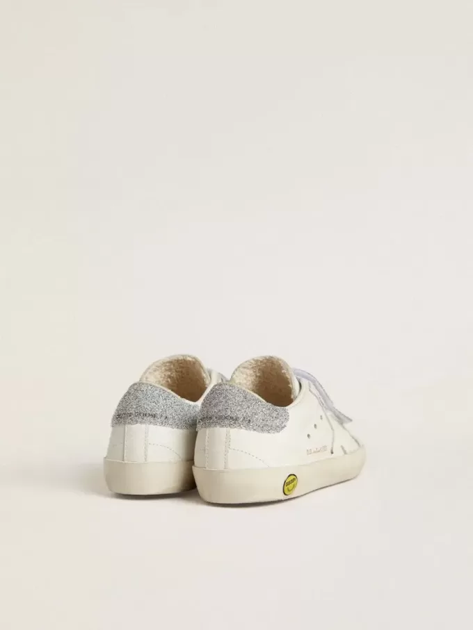 Young Old School i vitt läder med silverfärgad Swarovski-kristall på hälfliken och remmarna Young Old School i vitt läder med silverfärgad Swarovski-kristall på hälfliken och remmarna